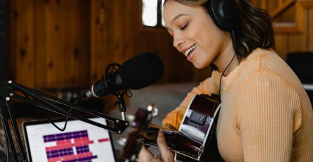The Benefits of Combining Online and In-Person Music Lessons